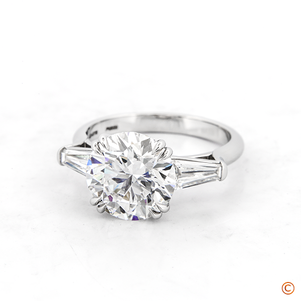 Graciosa Featuring a 3.52ct Round Diamond