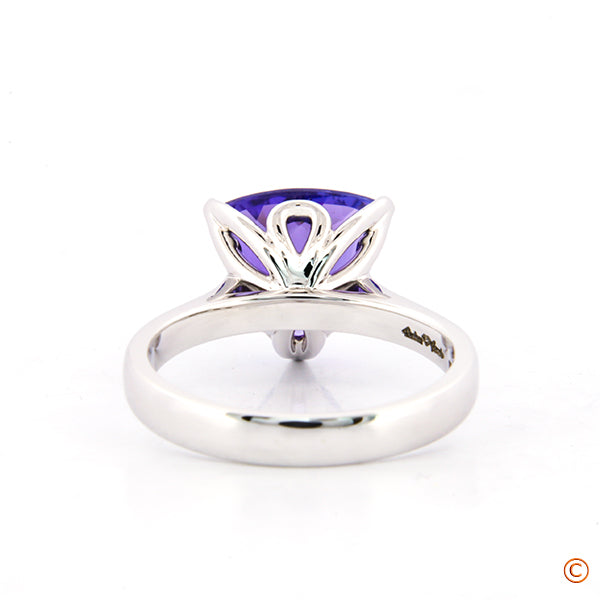 3 Prong Setting with Leaf Design in Bottom of Basket