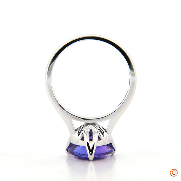 3 Prong Setting with Leaf Design in Bottom of Basket