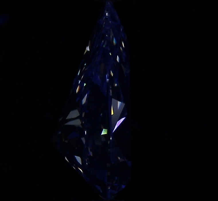 2.10ct Pear E VS1 Natural Diamond fluorescence image