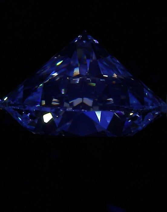 5.01ct Round F VS2 Natural Diamond fluorescence image