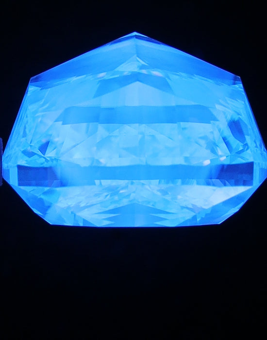 10.11ct Cushion FY VS2 Natural Diamond fluorescence image