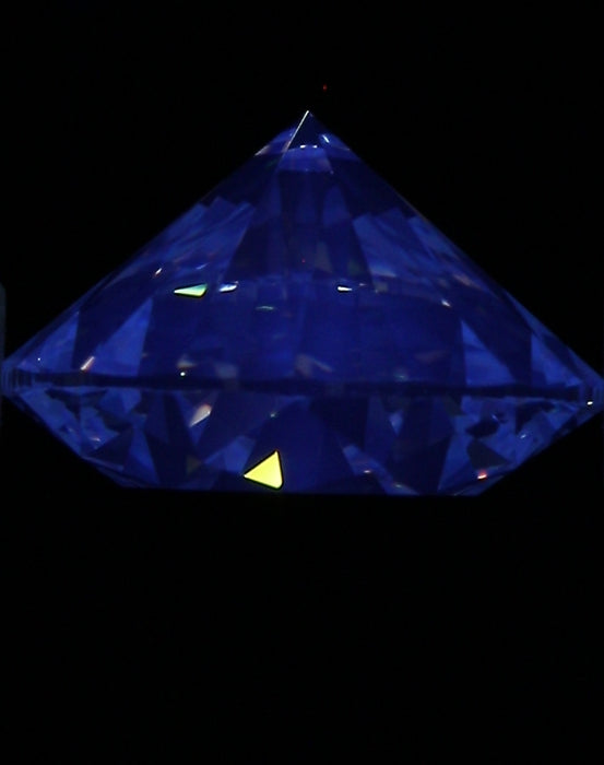 1.05ct Round Q-R VVS2 Natural Diamond fluorescence image