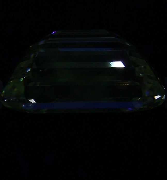 3.82ct Emerald L VVS2 Natural Diamond fluorescence image