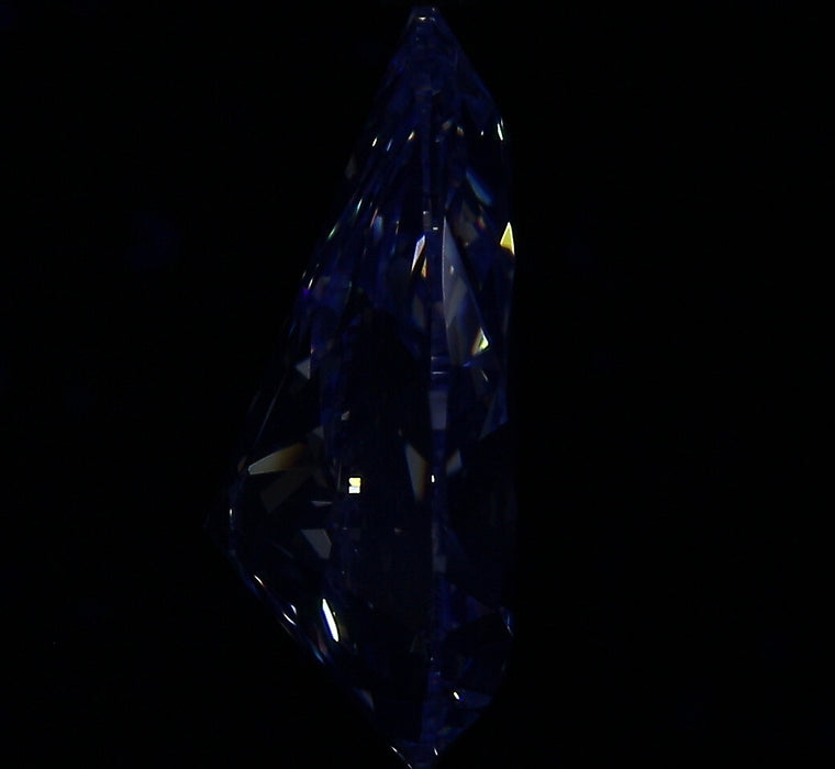 4.02ct Pear H VS2 Natural Diamond fluorescence image