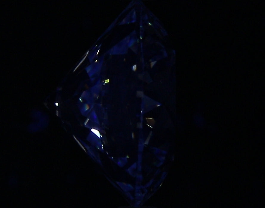 3.90ct Round E VS1 Natural Diamond fluorescence image