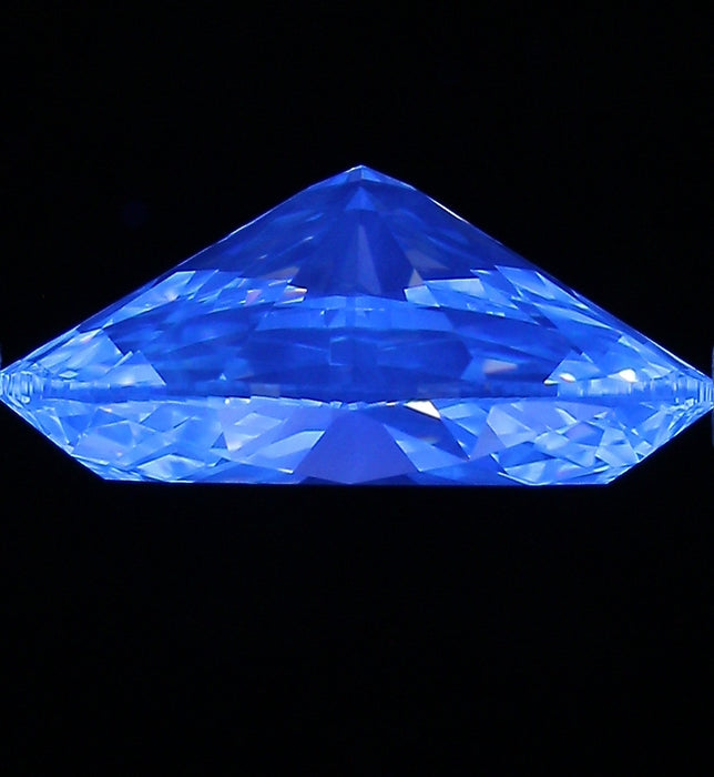 5.01ct Oval I VVS2 Natural Diamond fluorescence image