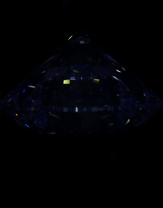6.57ct Round E VS2 Natural Diamond fluorescence image