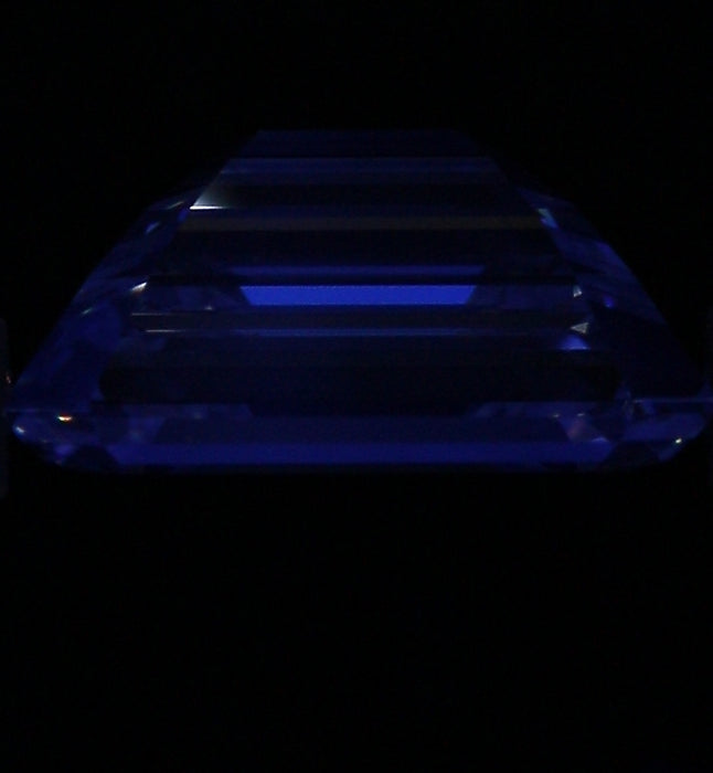 1.68ct Emerald J VVS1 Natural Diamond fluorescence image