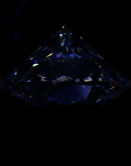 7.05ct Round F VS1 Natural Diamond fluorescence image