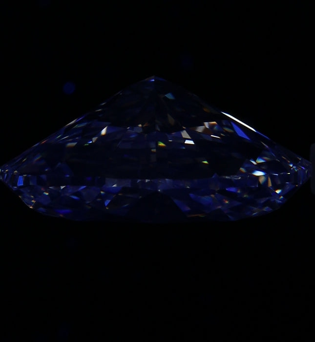 5.01ct Oval F VS2 Natural Diamond fluorescence image