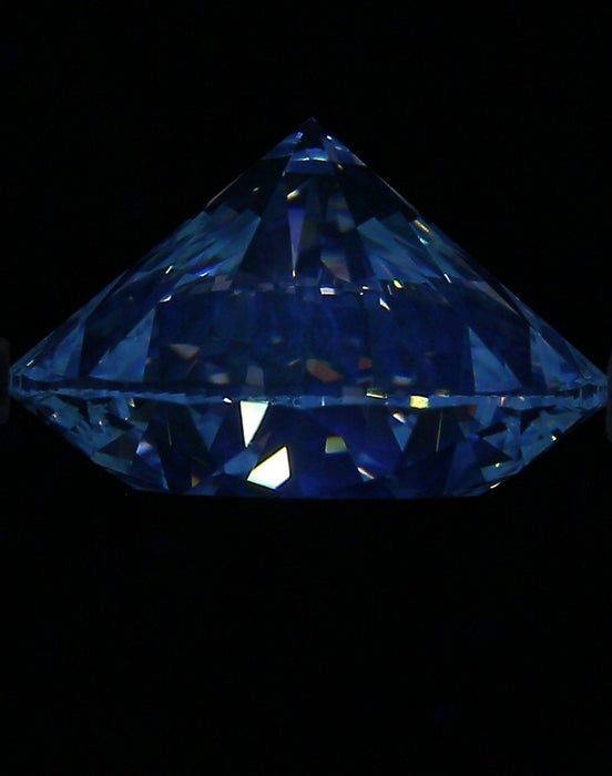 8.01ct Round L VS2 Natural Diamond fluorescence image