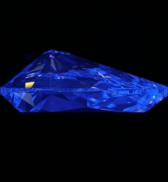 3.01ct Pear E VVS1 Natural Diamond fluorescence image