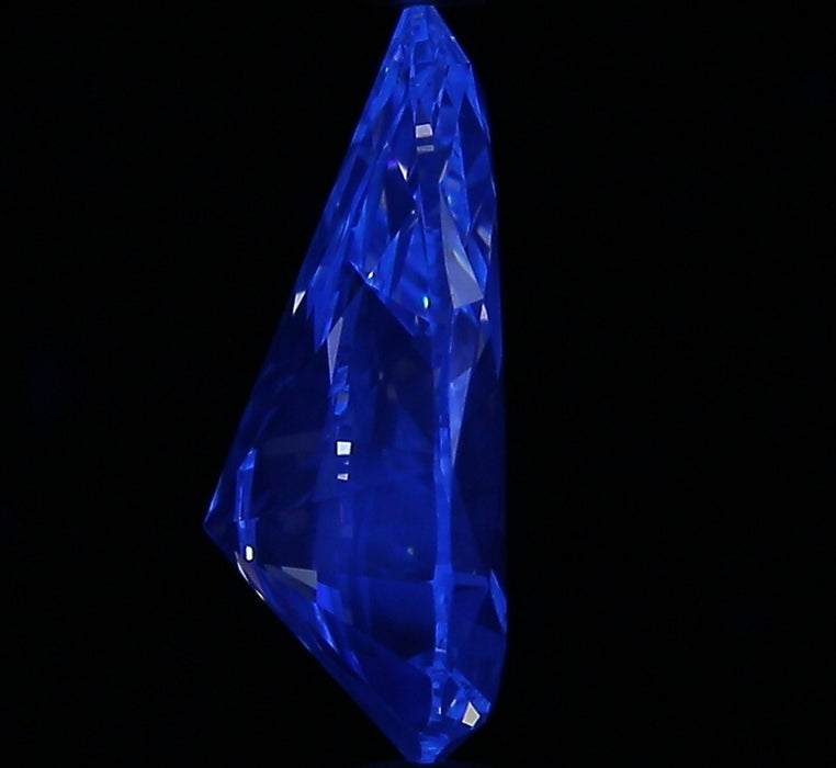 2.01ct Pear G VS2 Natural Diamond fluorescence image