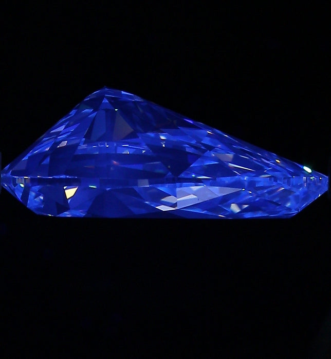 5.01ct Pear G VS1 Natural Diamond fluorescence image