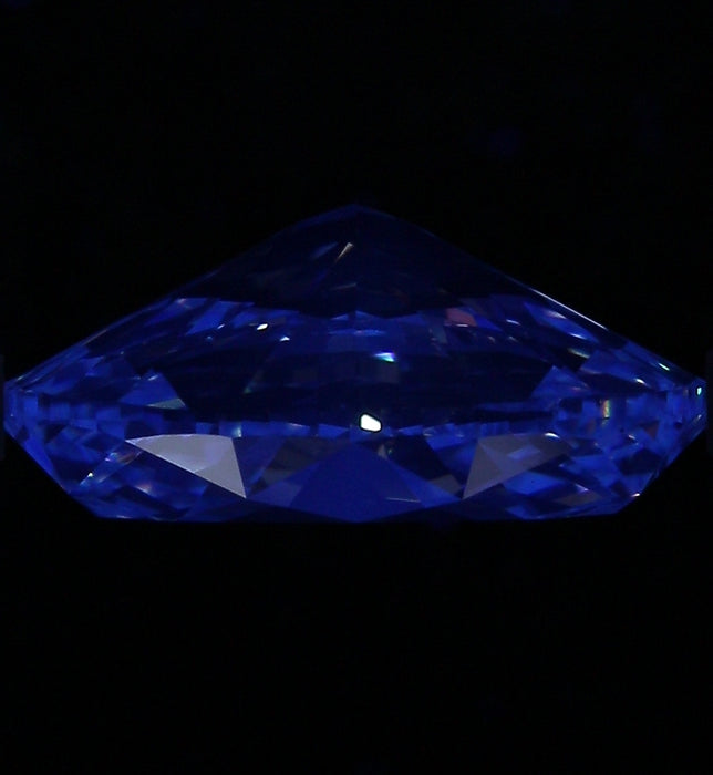 5.01ct Oval G VS2 Natural Diamond fluorescence image