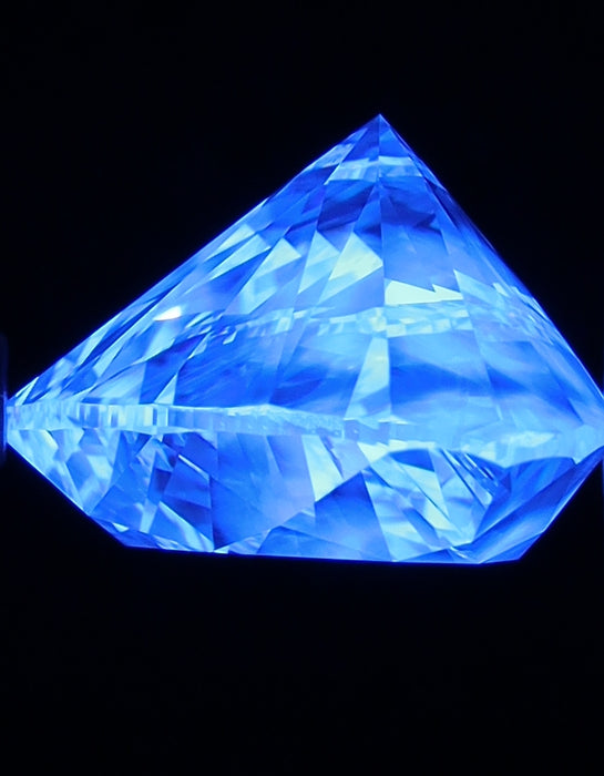 4.01ct Heart D VS1 Natural Diamond fluorescence image