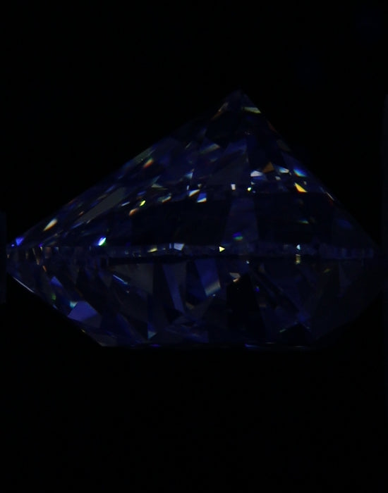 2.81ct Heart I SI1 Natural Diamond fluorescence image
