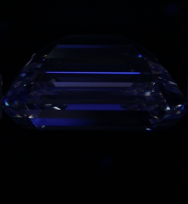 2.50ct Emerald G VS1 Natural Diamond fluorescence image
