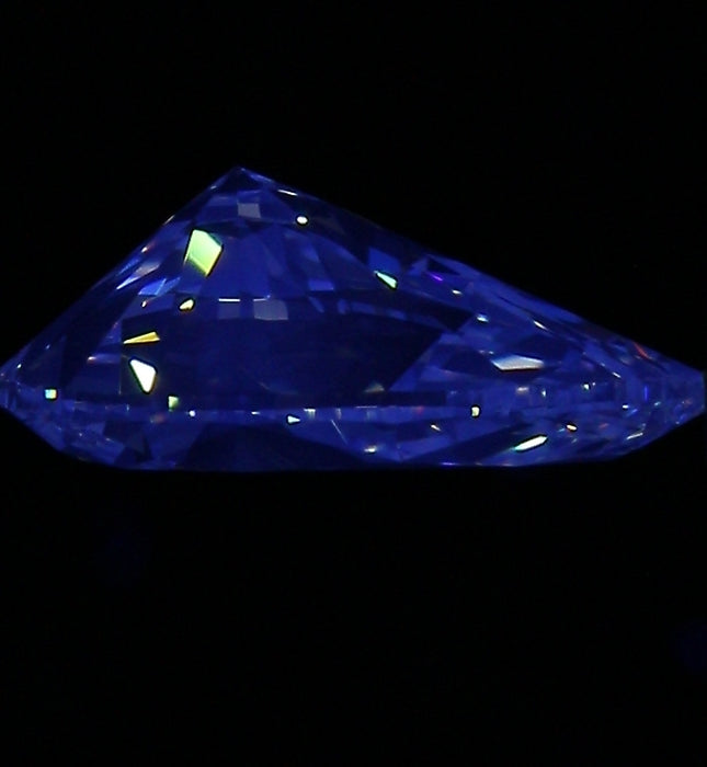 1.01ct Pear M VS2 Natural Diamond fluorescence image