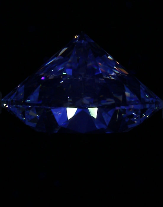 7.52ct Round E SI1 Natural Diamond fluorescence image