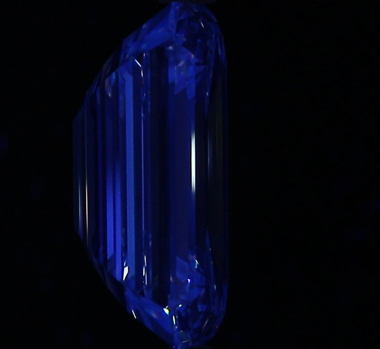 4.03ct Emerald F VS1 Natural Diamond fluorescence image