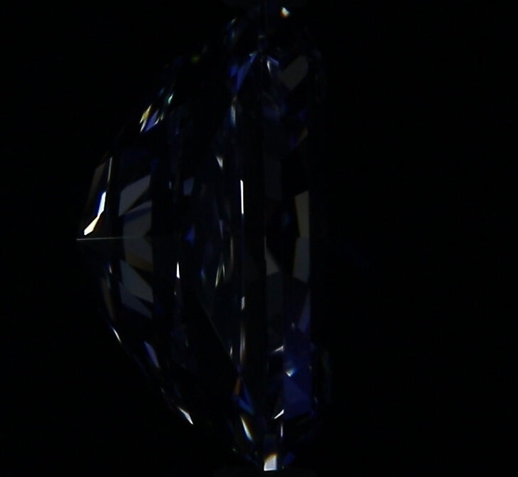 2.70ct Radiant E VS2 Natural Diamond fluorescence image