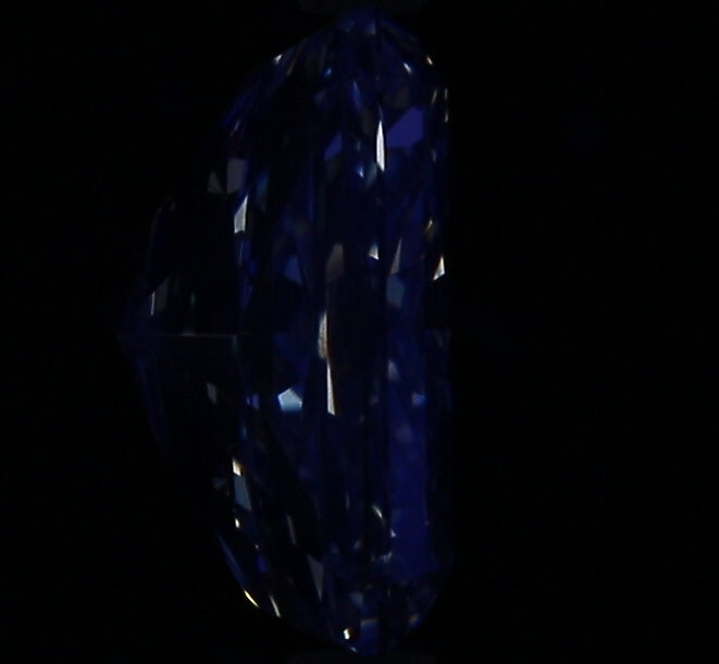 2.01ct Radiant F VS2 Natural Diamond fluorescence image