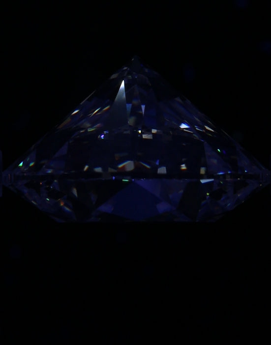 6.32ct Round I VVS2 Natural Diamond fluorescence image