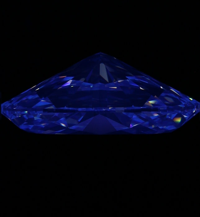 5.05ct Oval F VVS1 Natural Diamond fluorescence image