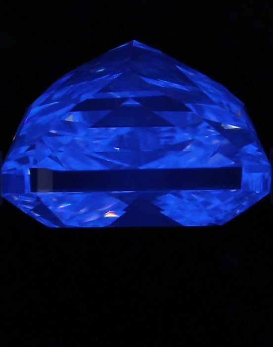 5.05ct SR FLOP VS1 Natural Diamond fluorescence image