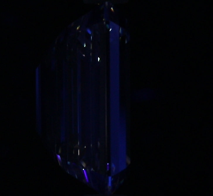 2.01ct Emerald I VVS2 Natural Diamond fluorescence image