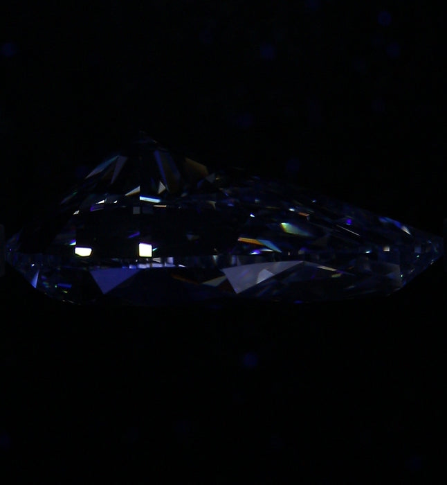 6.97ct Pear D FL Natural Diamond fluorescence image