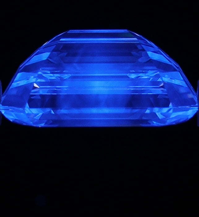2.01ct Emerald E VVS2 Natural Diamond fluorescence image