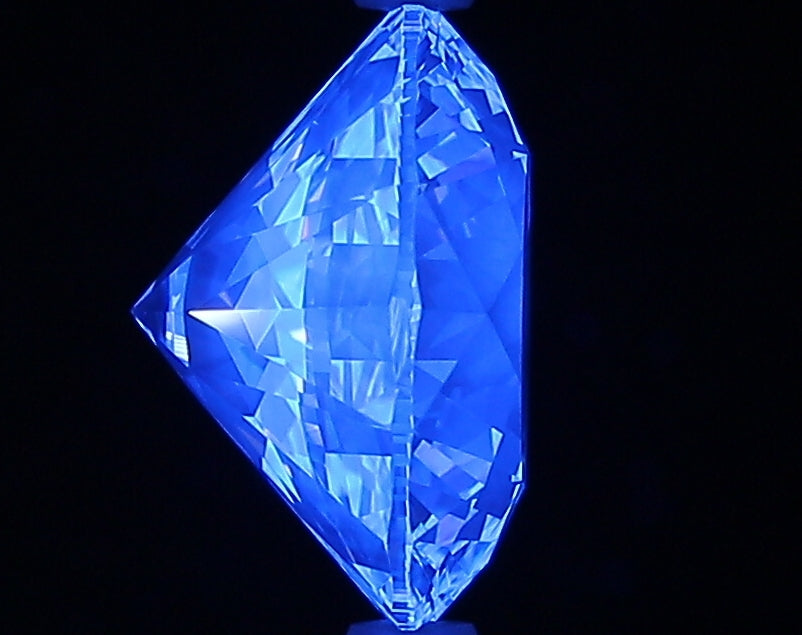 2.73ct Round E VS1 Natural Diamond fluorescence image