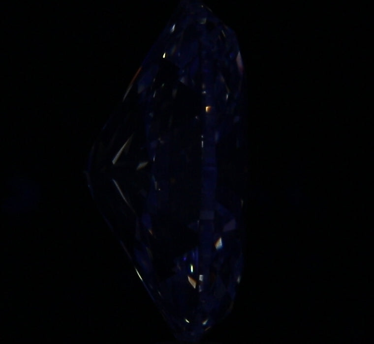 2.01ct Oval I VS2 Natural Diamond fluorescence image