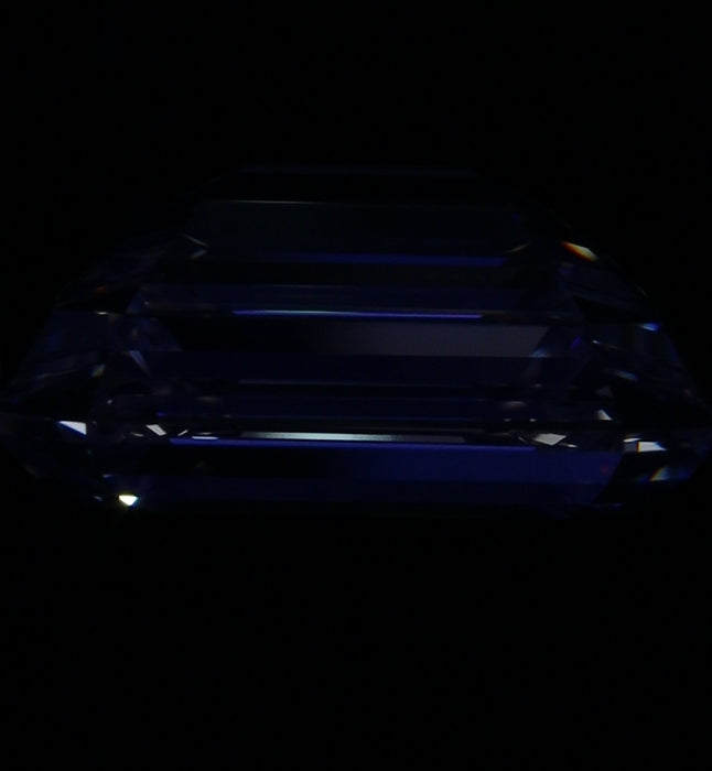 5.03ct Emerald I VVS1 Natural Diamond fluorescence image