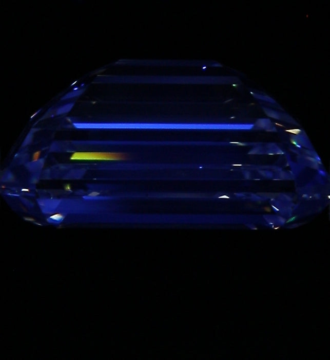 2.91ct Emerald J VS2 Natural Diamond fluorescence image