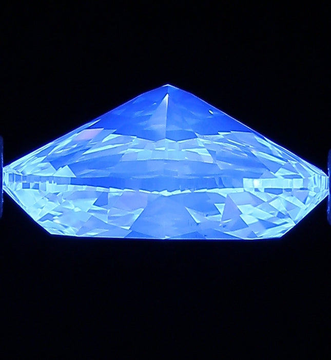 1.40ct Oval I VS2 Natural Diamond fluorescence image