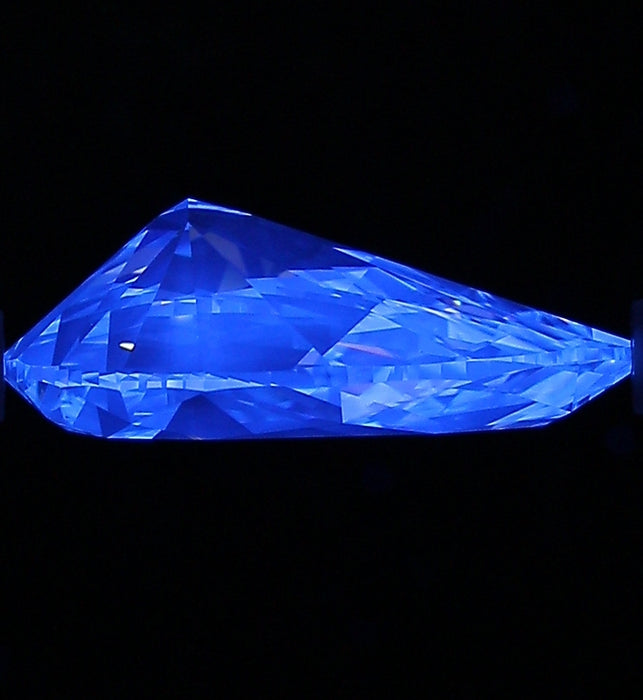 2.01ct Pear I VS2 Natural Diamond fluorescence image