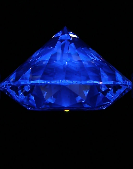 4.04ct Round E SI1 Natural Diamond fluorescence image