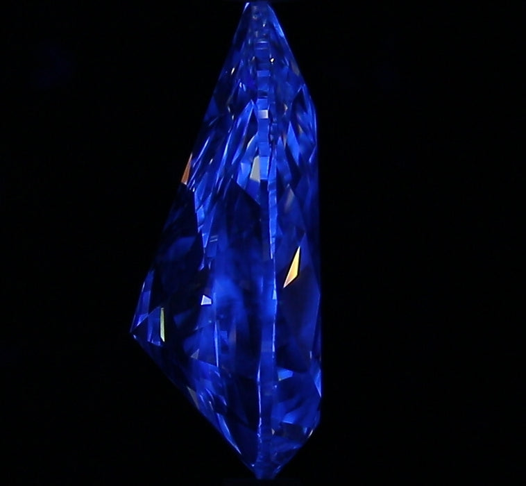 2.01ct Pear E VS1 Natural Diamond fluorescence image