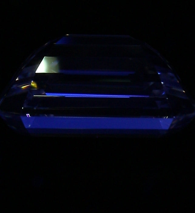 3.01ct Emerald I VVS2 Natural Diamond fluorescence image