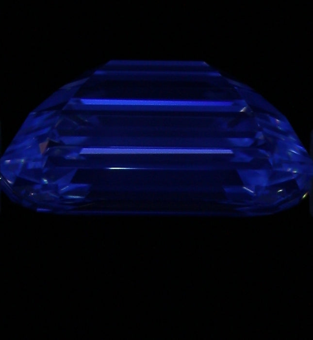 1.02ct Emerald G VVS2 Natural Diamond fluorescence image