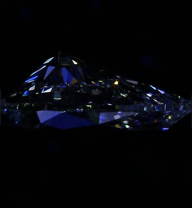 1.50ct Pear D FL Natural Diamond fluorescence image