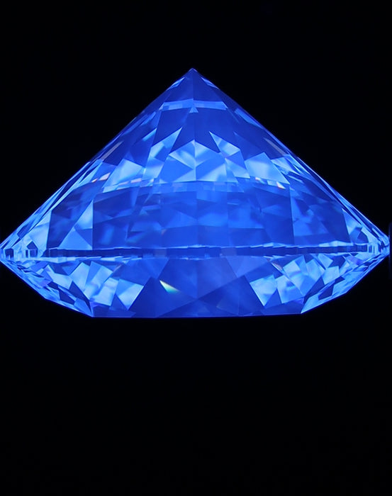 10.01ct Round F VS2 Natural Diamond fluorescence image