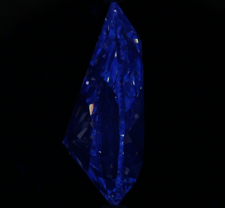 6.02ct Pear H VVS2 Natural Diamond fluorescence image