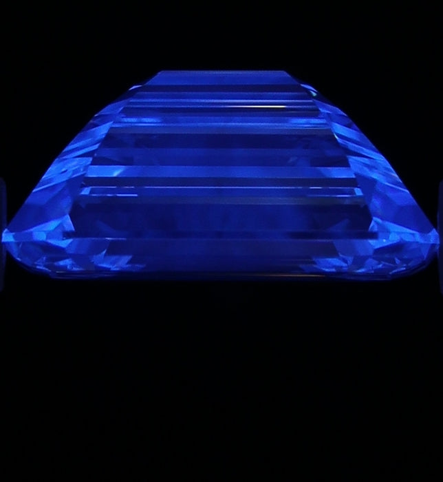 1.40ct Emerald F VS2 Natural Diamond fluorescence image