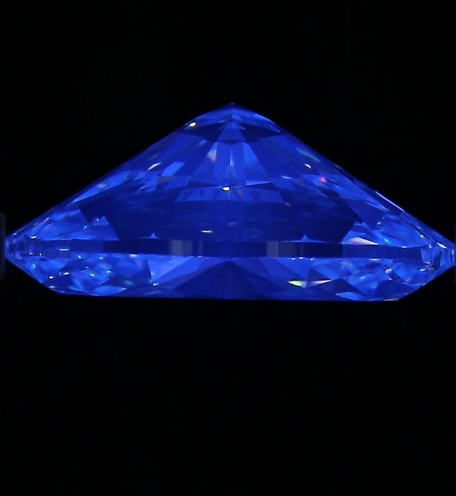 5.01ct Oval J VS1 Natural Diamond fluorescence image