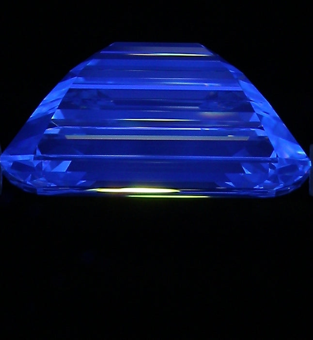 5.02ct Emerald G VS1 Natural Diamond fluorescence image
